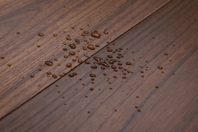 Pisos de madeira maciça internos rústicos para pisos de madeira de lei de espessura de 18 mm de cor de nogueira doméstica 