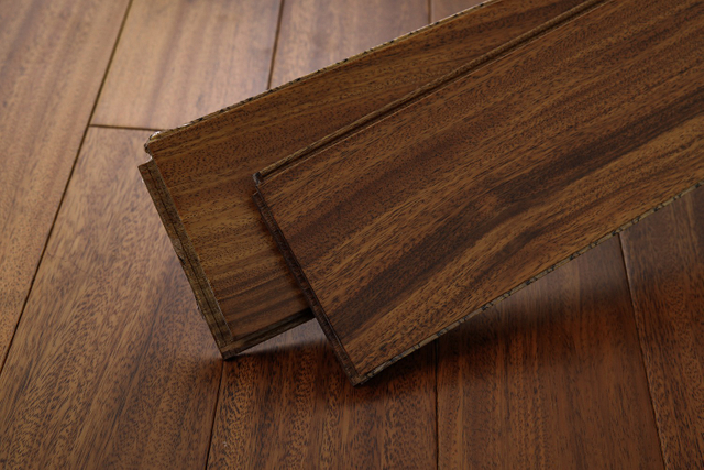 Pisos de madeira maciça OKAN de 18 mm, cor de sândalo vermelho de teca, fabricados na China, pisos de madeira para interiores