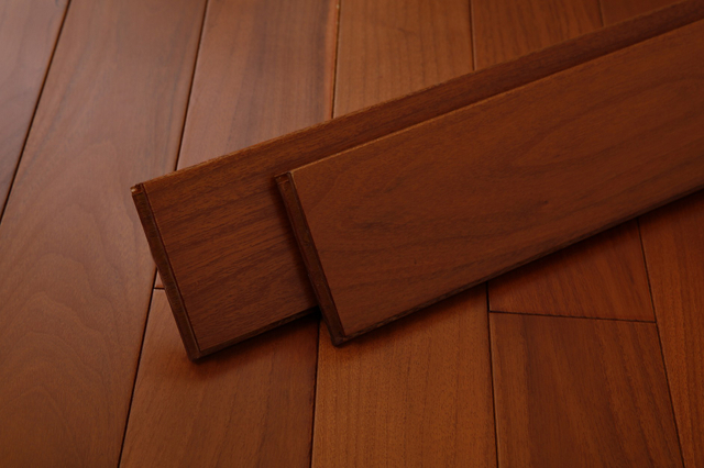 2023 Novo designer de piso de madeira maciça para ambientes internos usa piso de madeira de cor teca