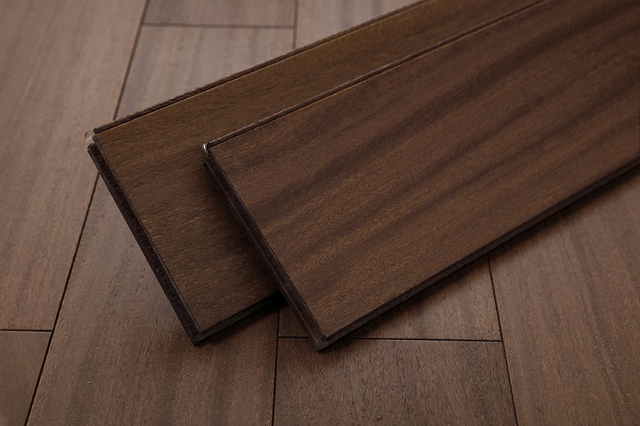 Loja de fábrica chinesa Cumaru Pisos de madeira maciça T&G Clique em Decoração de piso interno resistente ao desgaste 