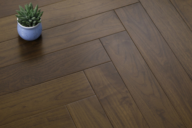 Pisos de madeira de gafanhoto com vários estilos T&G 610mm Pisos de madeira maciça para interior