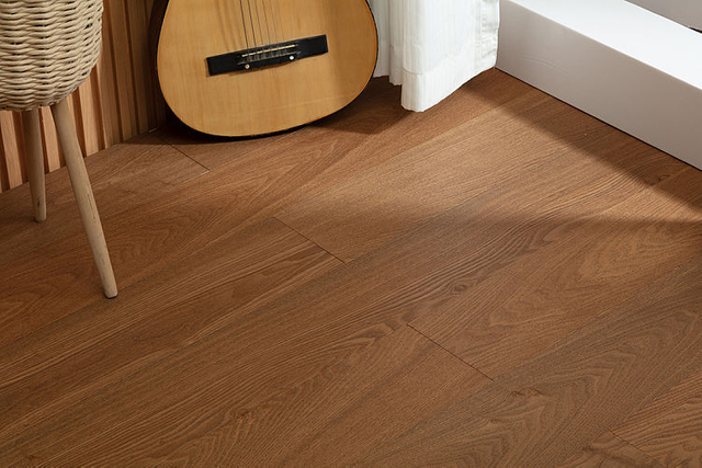 Piso de madeira maciça de três camadas, 6 cores, superfície de pele de madeira, placa ecológica, camada de material de base, nova estrutura, piso de madeira projetada