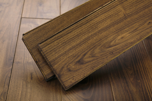 Designer de interiores usa piso de madeira maciça nogueira cor escura 18mm quarto interno sala de estar 100% madeira maciça