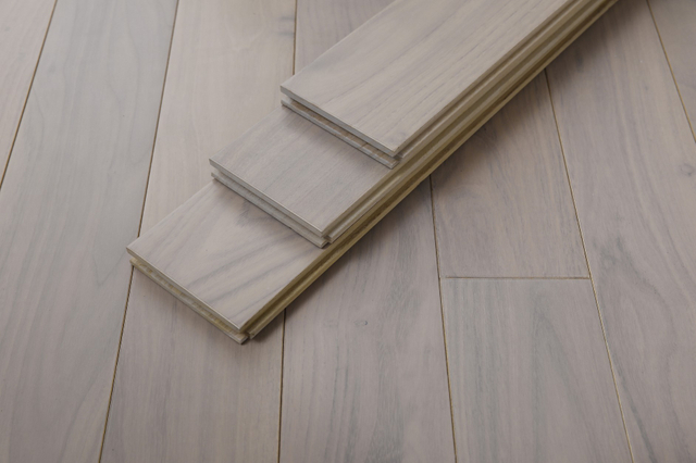 Interior 100% madeira maciça gafanhoto piso de madeira maciça para casa mais cores quarto sala estar piso de madeira